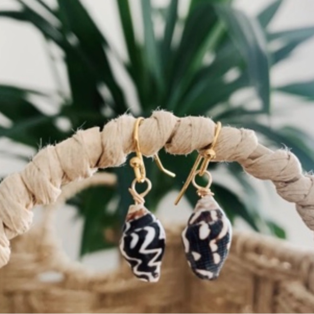 Elegant Gold and Black Shell Earrings